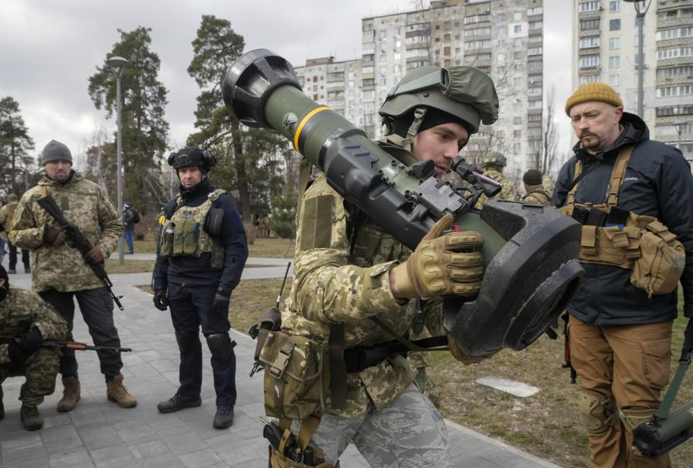Một thành viên Lực lượng Phòng vệ Lãnh thổ Ukraine cầm vũ khí chống tăng NLAW, ở ngoại ô Kiev, Ukraine. Ảnh: AP.