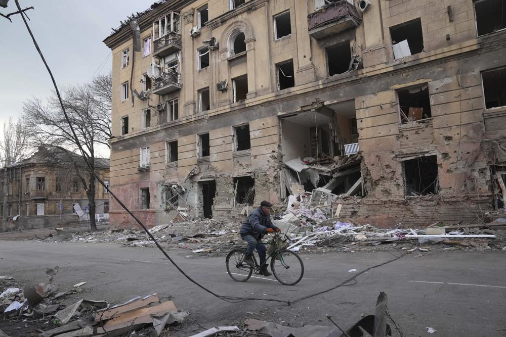 Một tòa nhà chung cư bị hư hại ở thành phố Mariupol, Ukraine. Ảnh: AP.