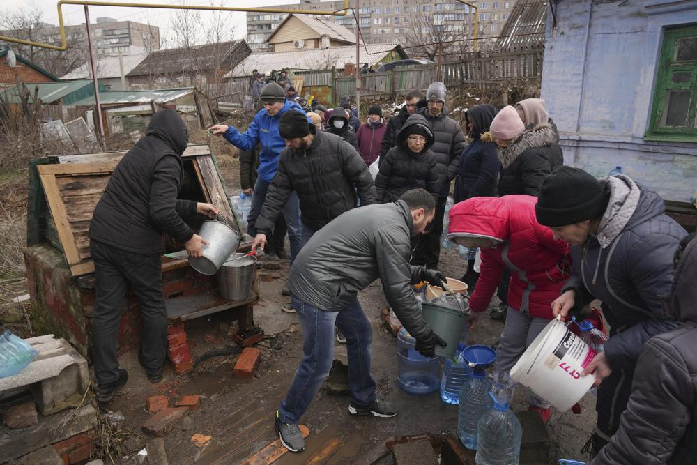 Mọi người xếp hàng để lấy nước tại giếng ở ngoại ô Mariupol, Ukraine. Ảnh: AP.