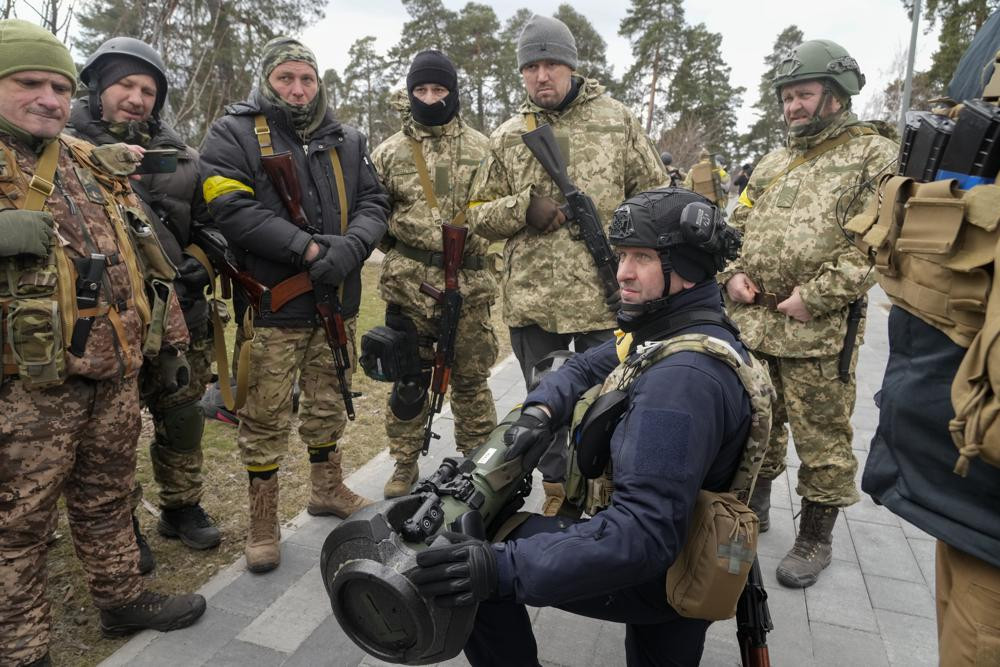 Các thành viên Lực lượng Phòng vệ Lãnh thổ Ukraine huấn luyện sử dụng vũ khí chống tăng NLAW ở ngoại ô Kiev, Ukraine. Ảnh: AP.