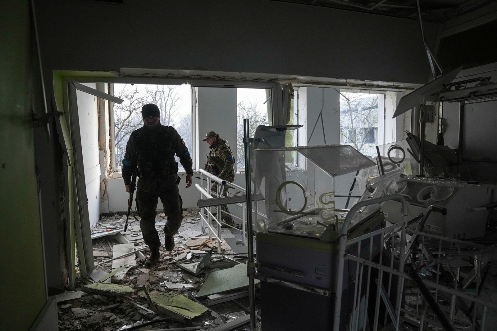 Một bệnh viện phụ sản bị hư hại ở thành phố Mariupol. Ảnh: AP.