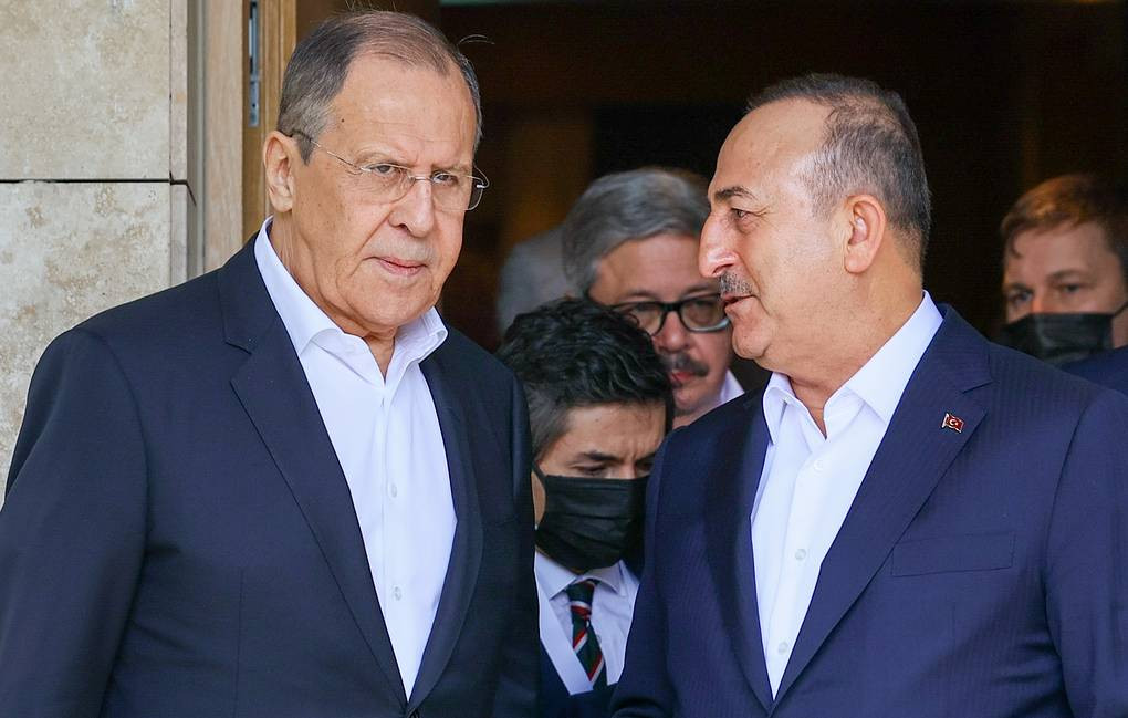 Ngoại trưởng Nga Sergey Lavrov và Ngoại trưởng Thổ Nhĩ Kỳ Mevlut Cavusoglu. Ảnh: TASS.