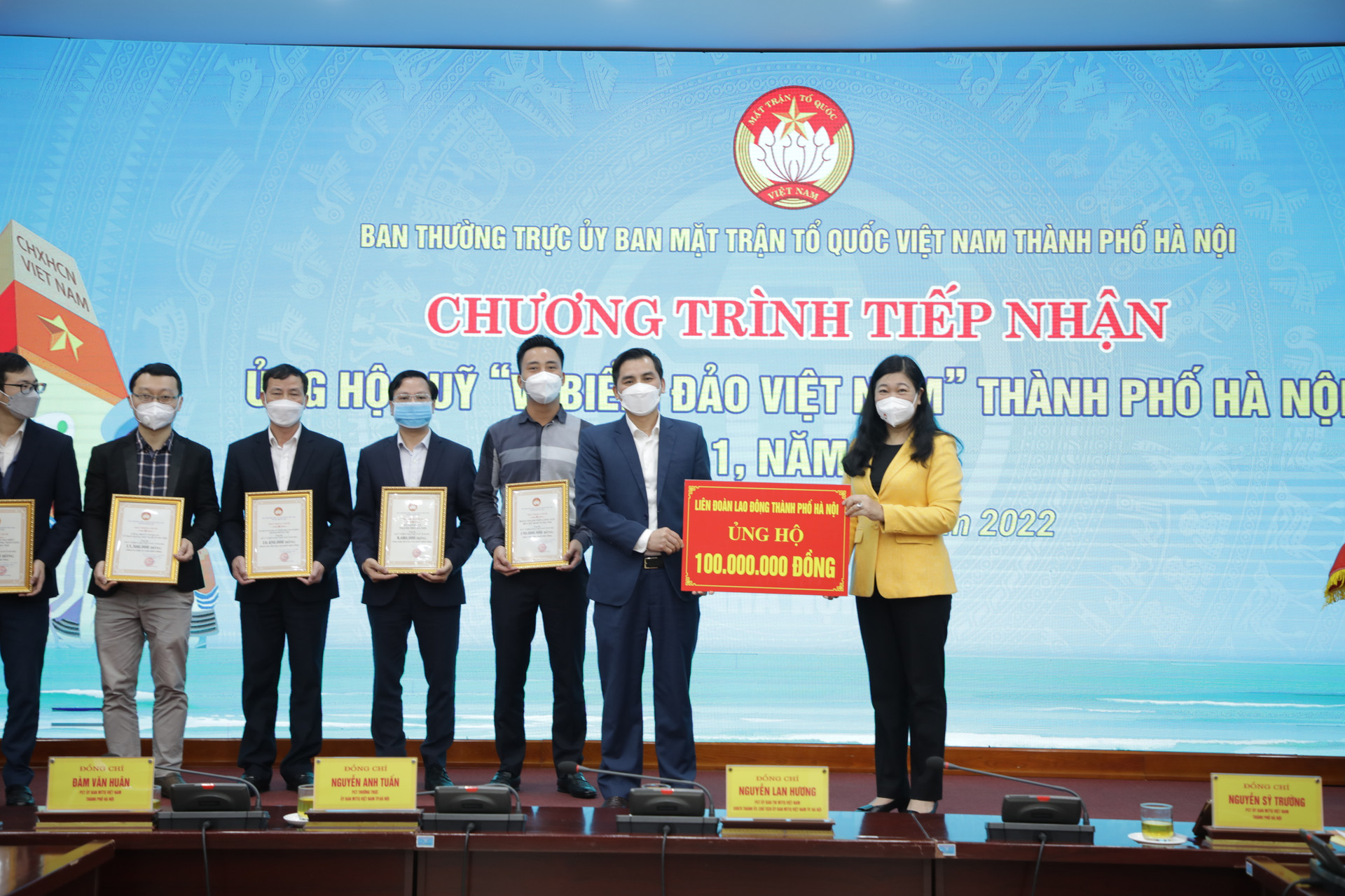 Bà Nguyễn Lan Hương tiếp nhận ủng hộ Quỹ “Vì biển, đảo Việt Nam” năm 2022.