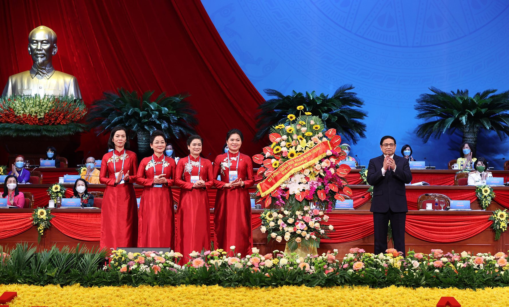 Thủ tướng Chính phủ Phạm Minh Chính chúc mừng Đại hội.