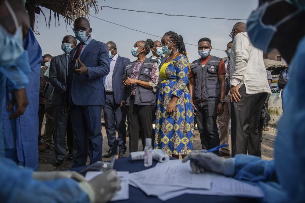 Bà Moeti cùng với Bộ trưởng Y tế Congo Gilbert Mokoki trong chuyến khảo sát thực tế tại Brazzaville, Congo. Ảnh: AP.
