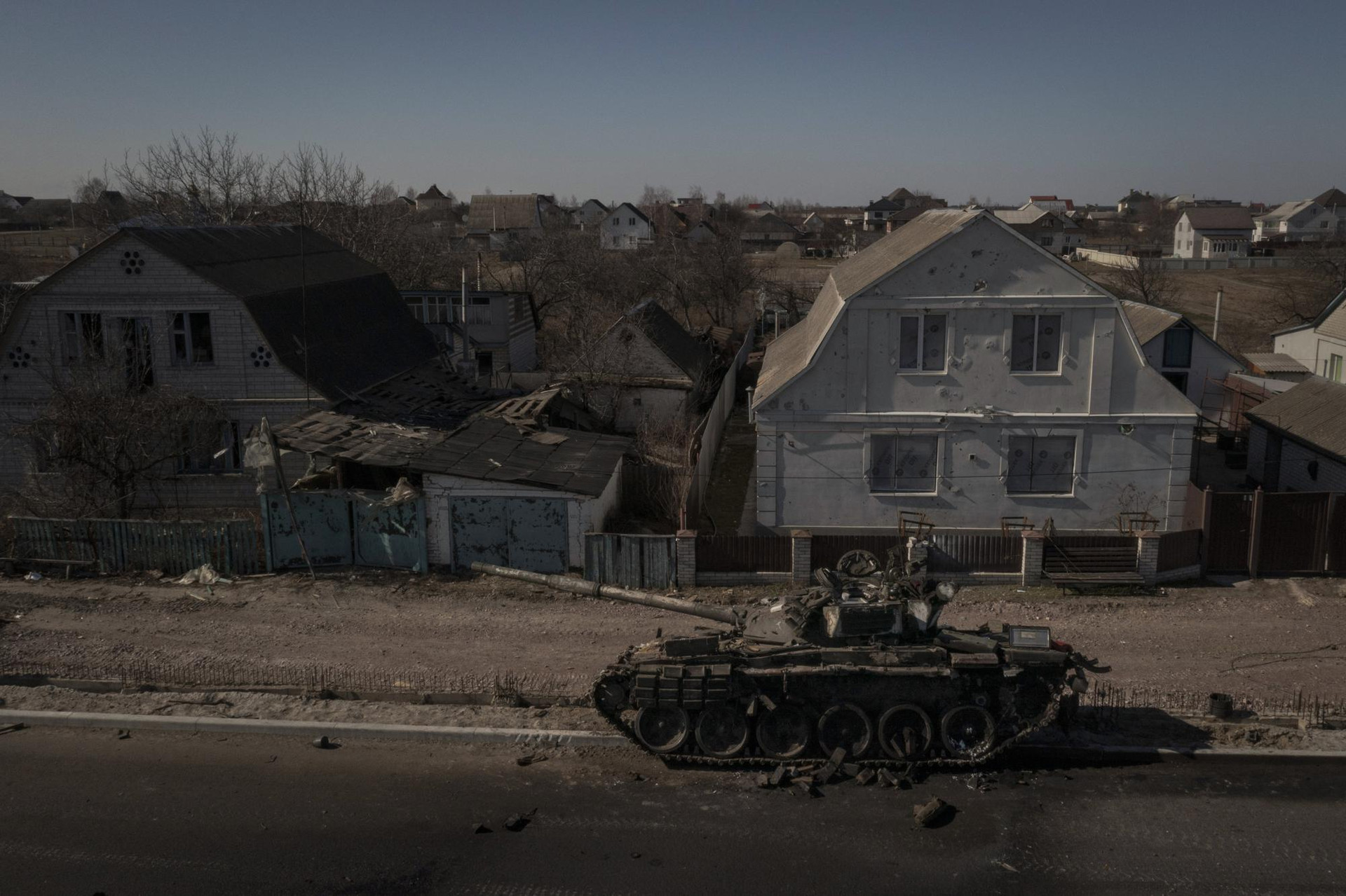 Xe tăng bị phá hủy trên một con đường chính gần Brovary, phía bắc thủ đô Kiev, Ukraine. Ảnh: AP.