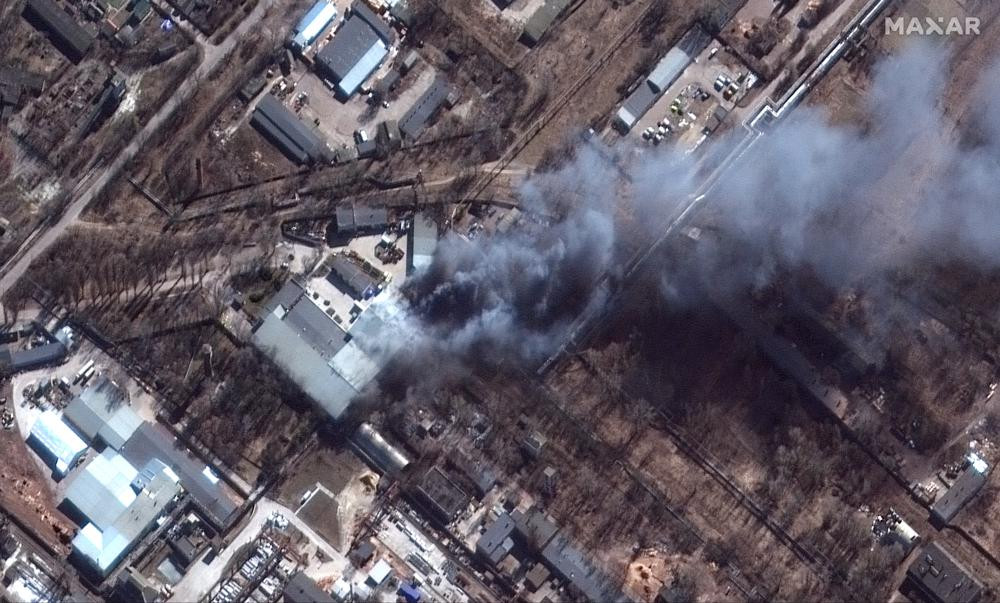 Hình ảnh vệ tinh cho thấy cận cảnh các đám cháy trong một khu công nghiệp và các cánh đồng lân cận ở miền nam Chernihiv, Ukraine. Ảnh: Maxar Technologies.