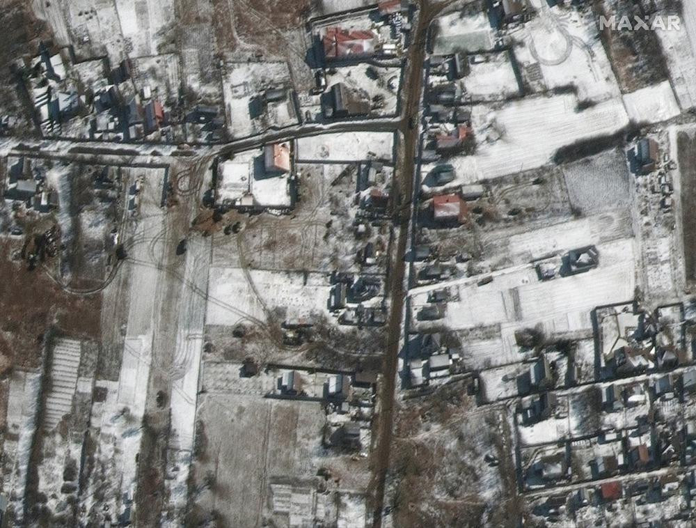 Hình ảnh vệ tinh cho thấy quân đội và các phương tiện quân sự được triển khai ở Ozera, Ukraine. Ảnh: AP.