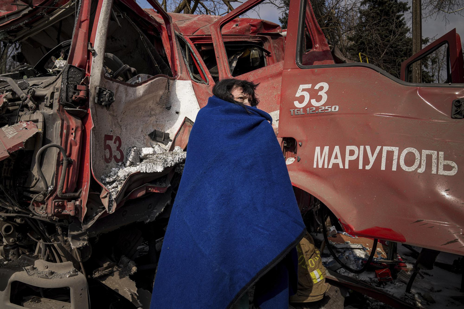 Phương tiện cứu hỏa bị hư hỏng ở thành phố Mariupol, Ukraine. Ảnh: AP.