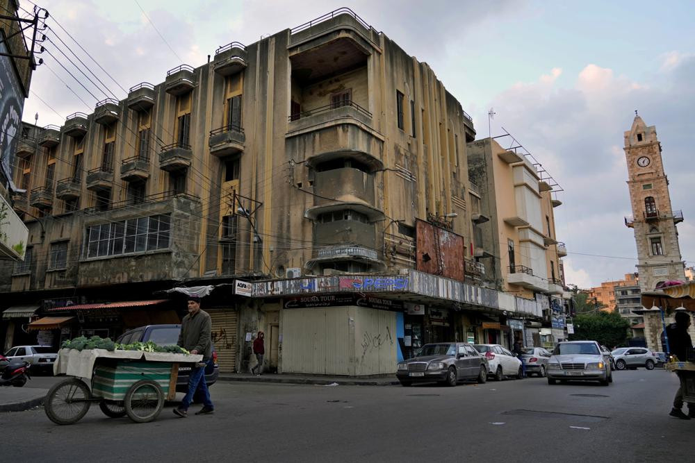 Phía ngoài rạp chiếu phim Empire bị bỏ hoang ở Tripoli, Lebanon. Ảnh: AP.