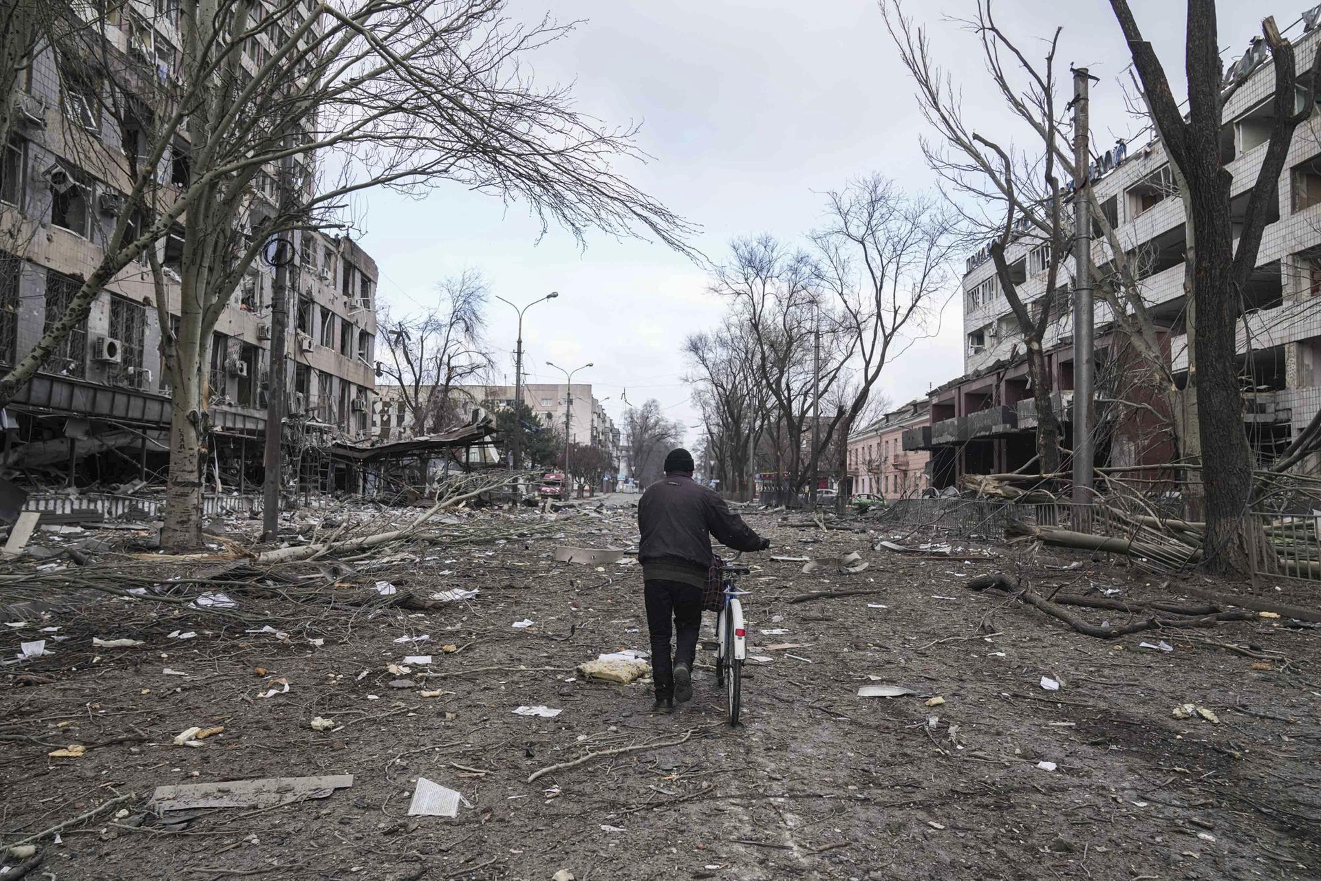 Những khu phố bị tàn phá ở thành phố Mariupol, Ukraine. Ảnh: AP.