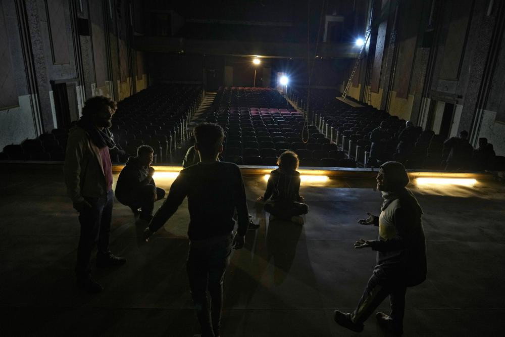 Phía trong rạp chiếu phim Empire bị bỏ hoang ở Tripoli, Lebanon. Ảnh: AP.