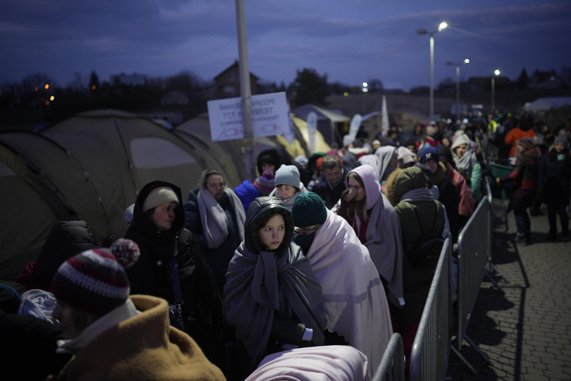 Dòng người tị nạn tiếp tục đổ ra phía biên giới Ukraine, tại cửa khẩu Medyka, Ba Lan. Ảnh: AP.