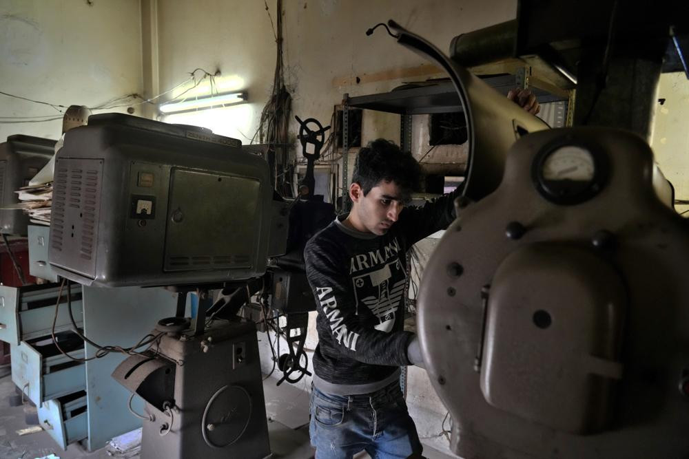 Những máy móc đã cũ trong rạp chiếu phim Empire bị bỏ hoang ở Tripoli, Lebanon. Ảnh: AP.