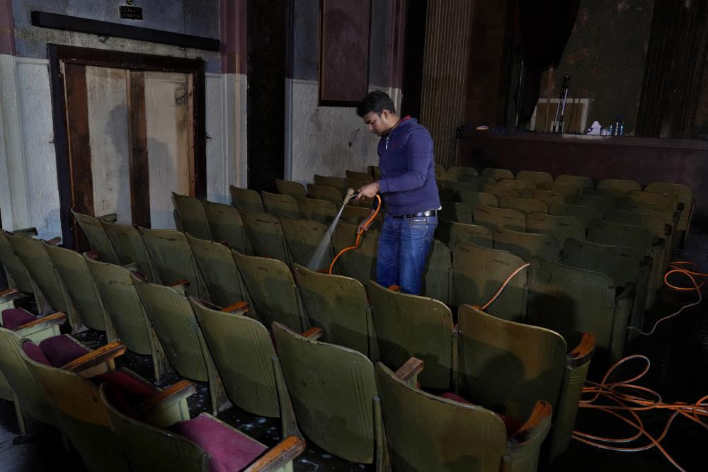 Nhóm dự án tiến hành khôi phục rạp chiếu phim Empire bị bỏ hoang ở Tripoli, Lebanon. Ảnh: AP.