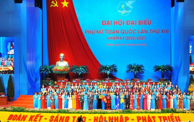 Ra mắt Ban chấp hành Trung ương Hội LHPN Việt Nam khóa mới. 