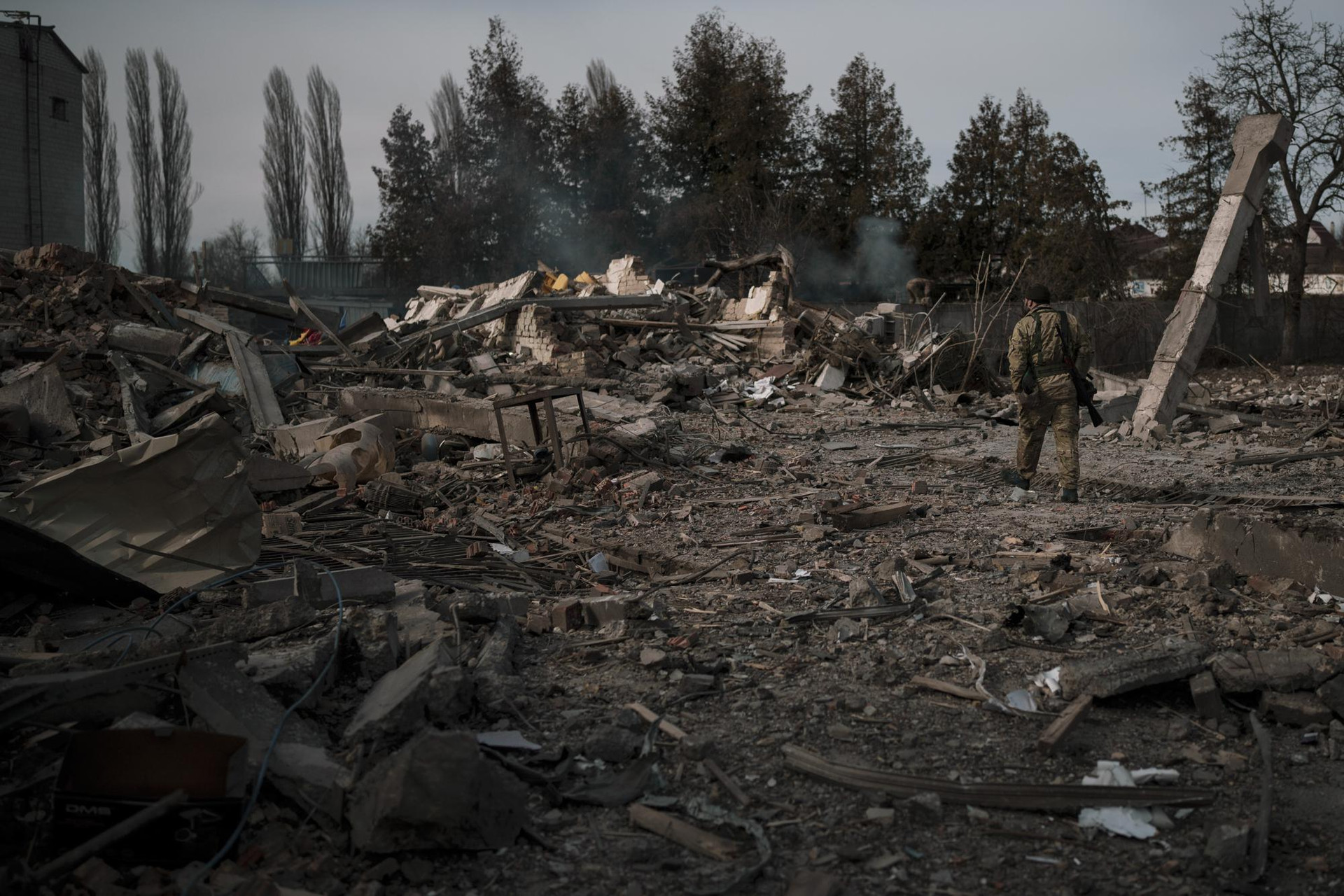 Một thành viên của Lực lượng Phòng vệ Lãnh thổ Ukraine ở Baryshivka, phía đông thủ đô Kiev, Ukraine. Ảnh: AP.