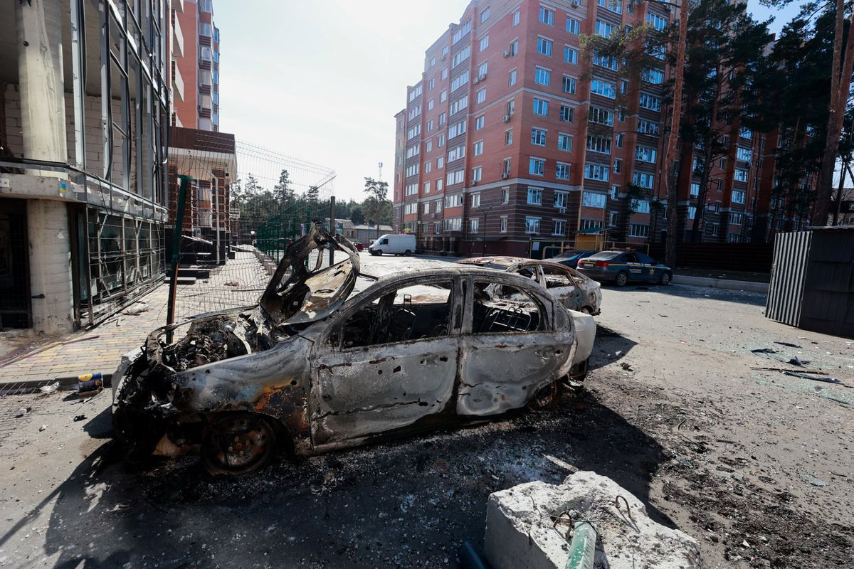 Một chiếc ô tô bị phá hủy tại thành phố Irpin, Ukraine. Ảnh: Reuters.