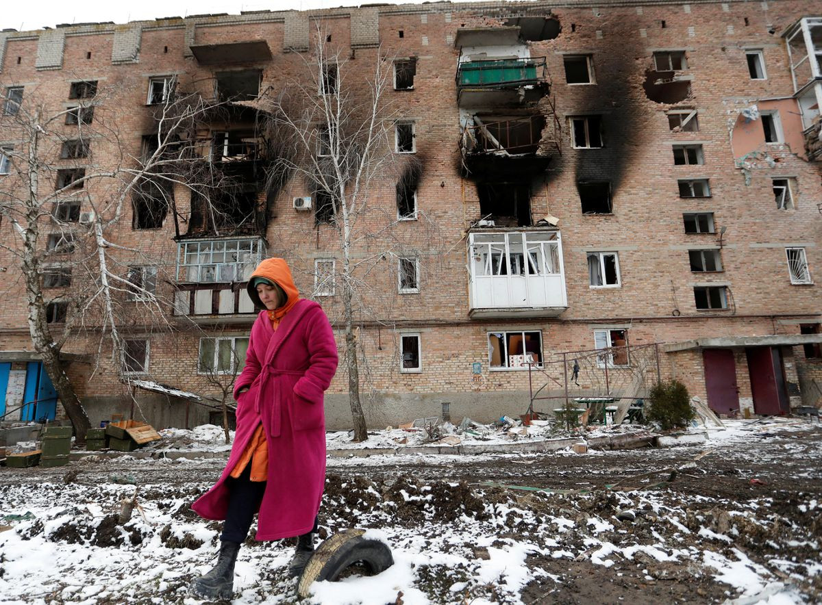 Một tòa nhà bị hư hại ở thị trấn Volnovakha, vùng Donbass. Ảnh: Reuters.
