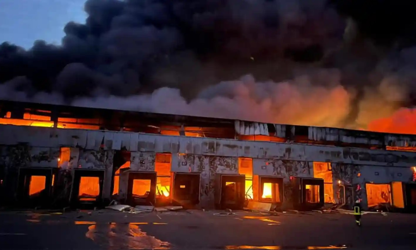 Một nhà kho chứa các sản phẩm đông lạnh bốc cháy gần thủ đô Kiev, Ukraine. Ảnh: Reuters.