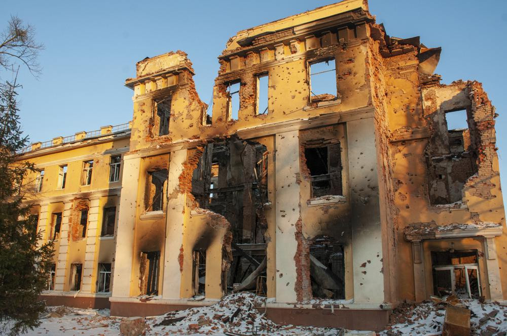Một toà nhà bị hư hại ở thành phố Kharkiv, Ukraine. Ảnh: AP.