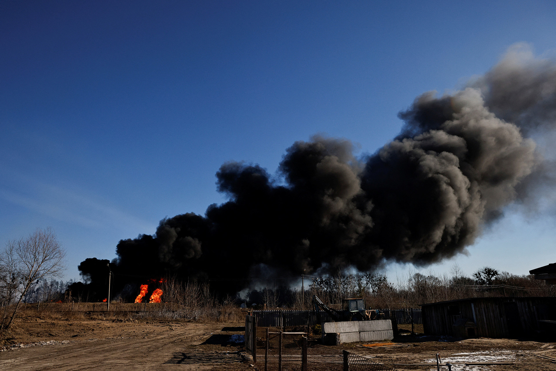 Một cột khói bốc lên từ các thùng nhiên liệu cháy tại một căn cứ không quân ở Vasylkiv, Ukraine. Ảnh: CNN.