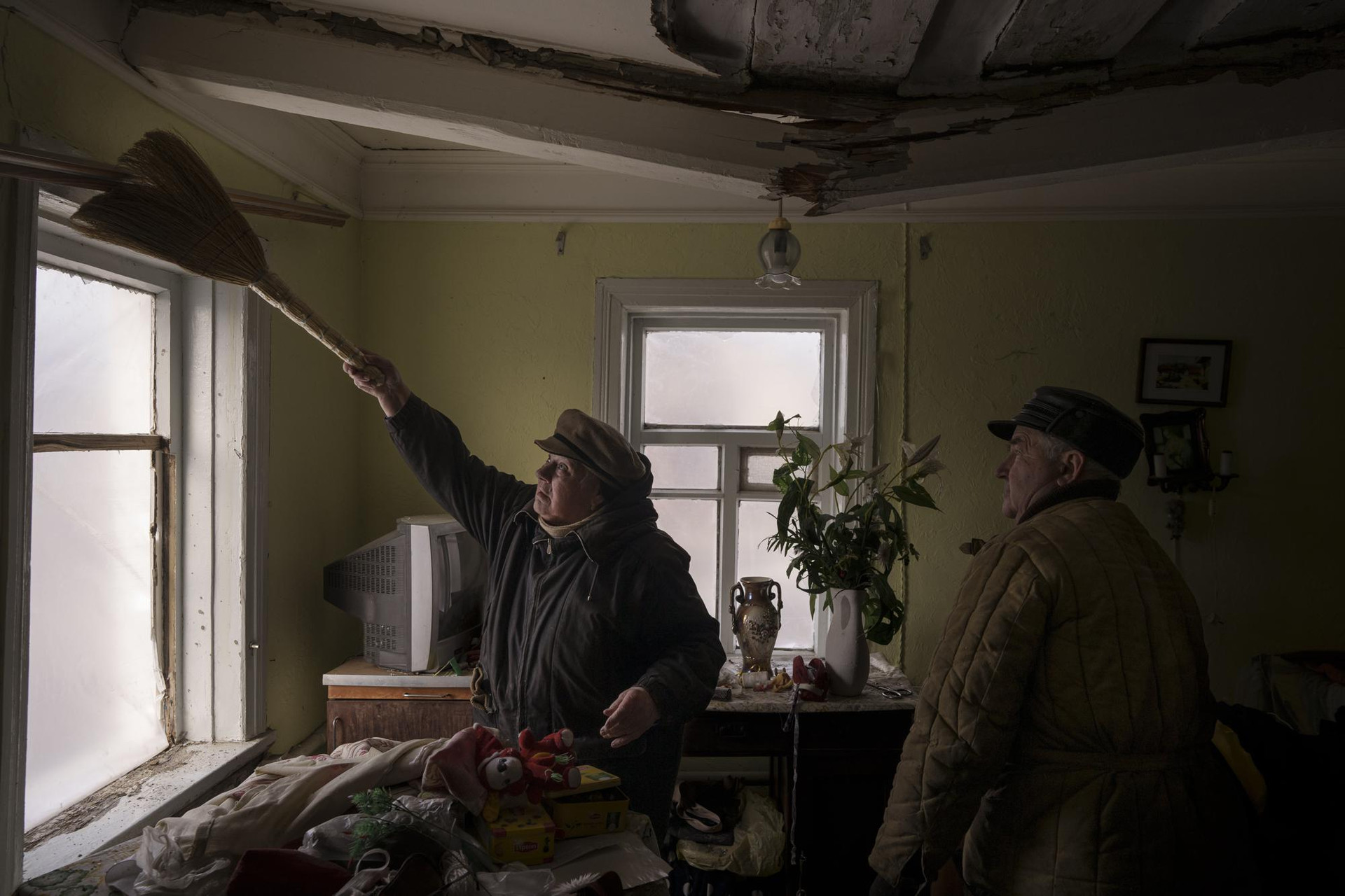Người dân dọn dẹp những ngôi nhà bị hư hại ở Baryshivka, phía đông thủ đô Kiev, Ukraine. Ảnh: AP.