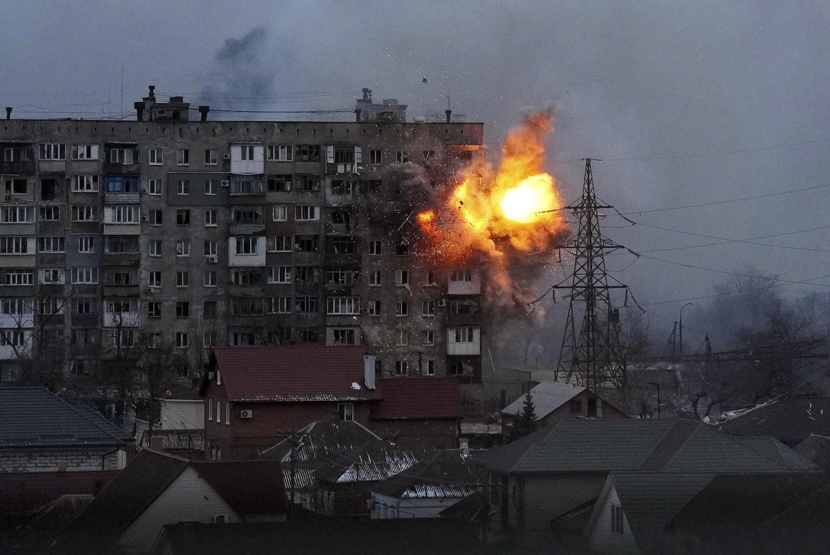 Một vụ nổ tại một tòa nhà ở thành phố Mariupol, Ukraine. Ảnh: AP.