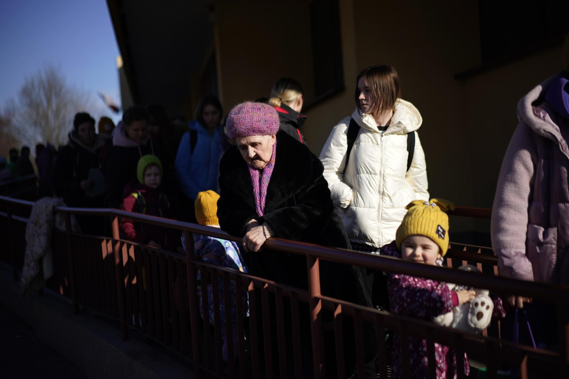 Dòng người tị nạn Ukraine tiếp tục đổ đến ga xe lửa Przemysl, đông nam Ba Lan. Ảnh: AP.