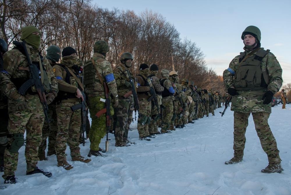 Quân nhân Ukraine trong một buổi huấn luyện ngoài thành phố Kharkiv, Ukraine. Ảnh: AP.