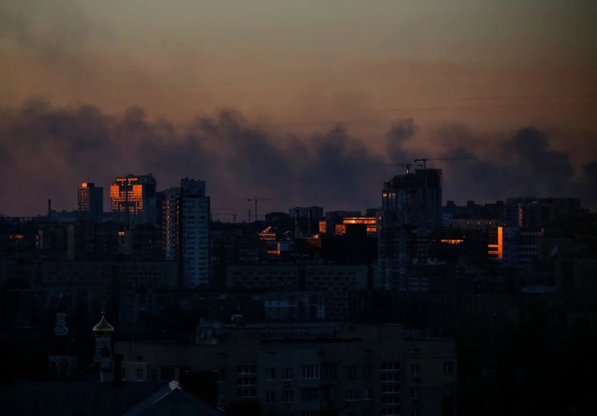 Khói bốc lên trên bầu trời thủ đô Kiev, Ukraine. Ảnh: Reuters.