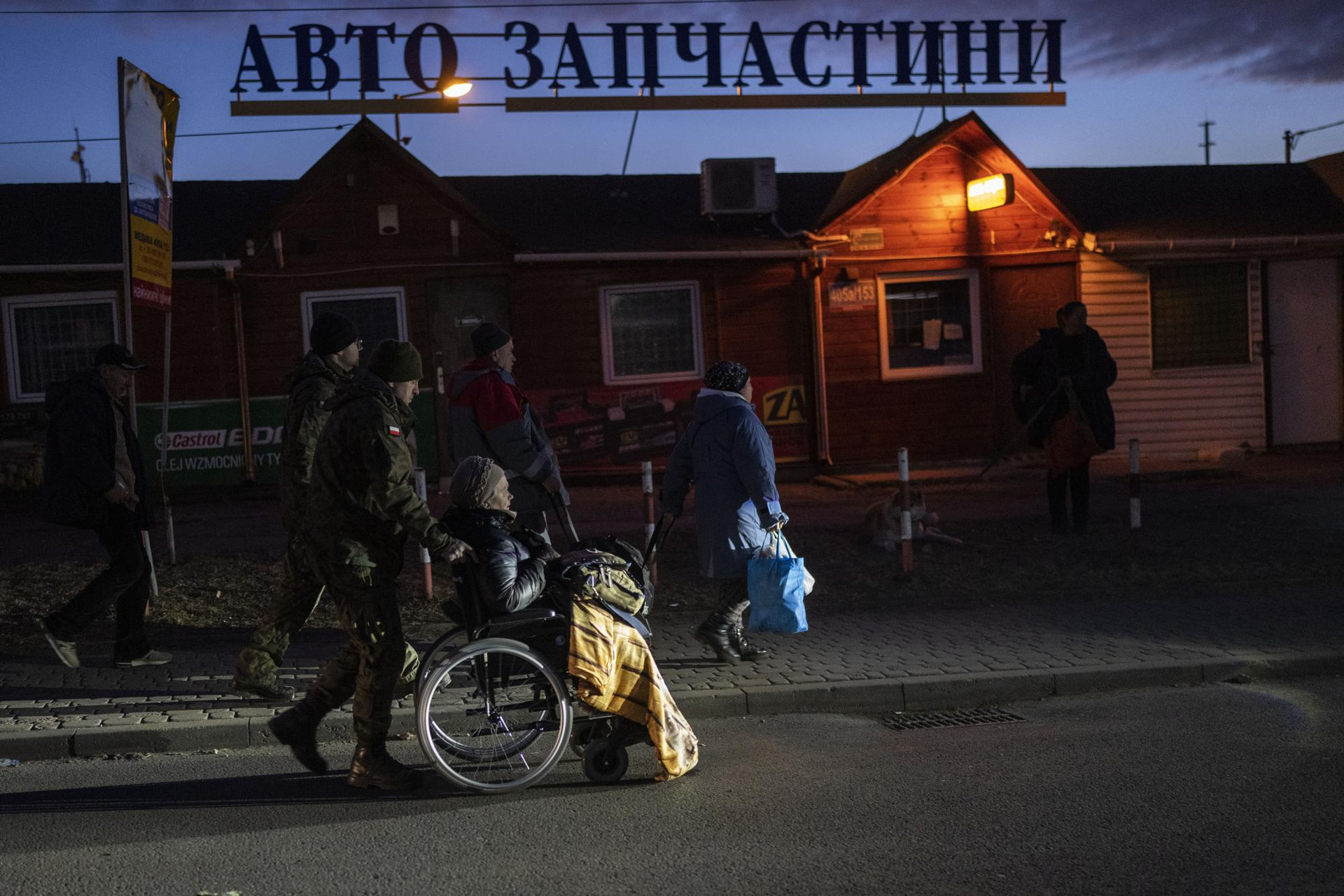 Người dân Ukraine tiếp tục sơ tán sang Ba Lan tại cửa khẩu Medyka. Ảnh: AP.