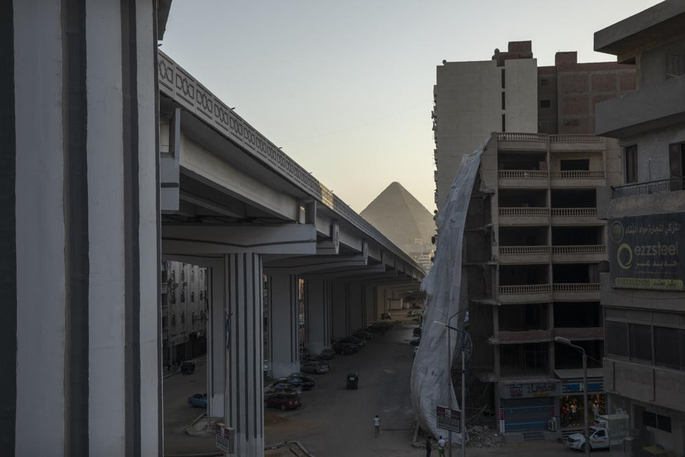 Một phần của dự án lớn bao gồm tái thiết kế lại các thành phố, đường xá, cầu và đường hầm mới khi chính phủ cố gắng giảm bớt tắc nghẽn giao thông trên những con đường ở ngoại ô Giza của thủ đô Cairo, Ai Cập. Ảnh: AP.