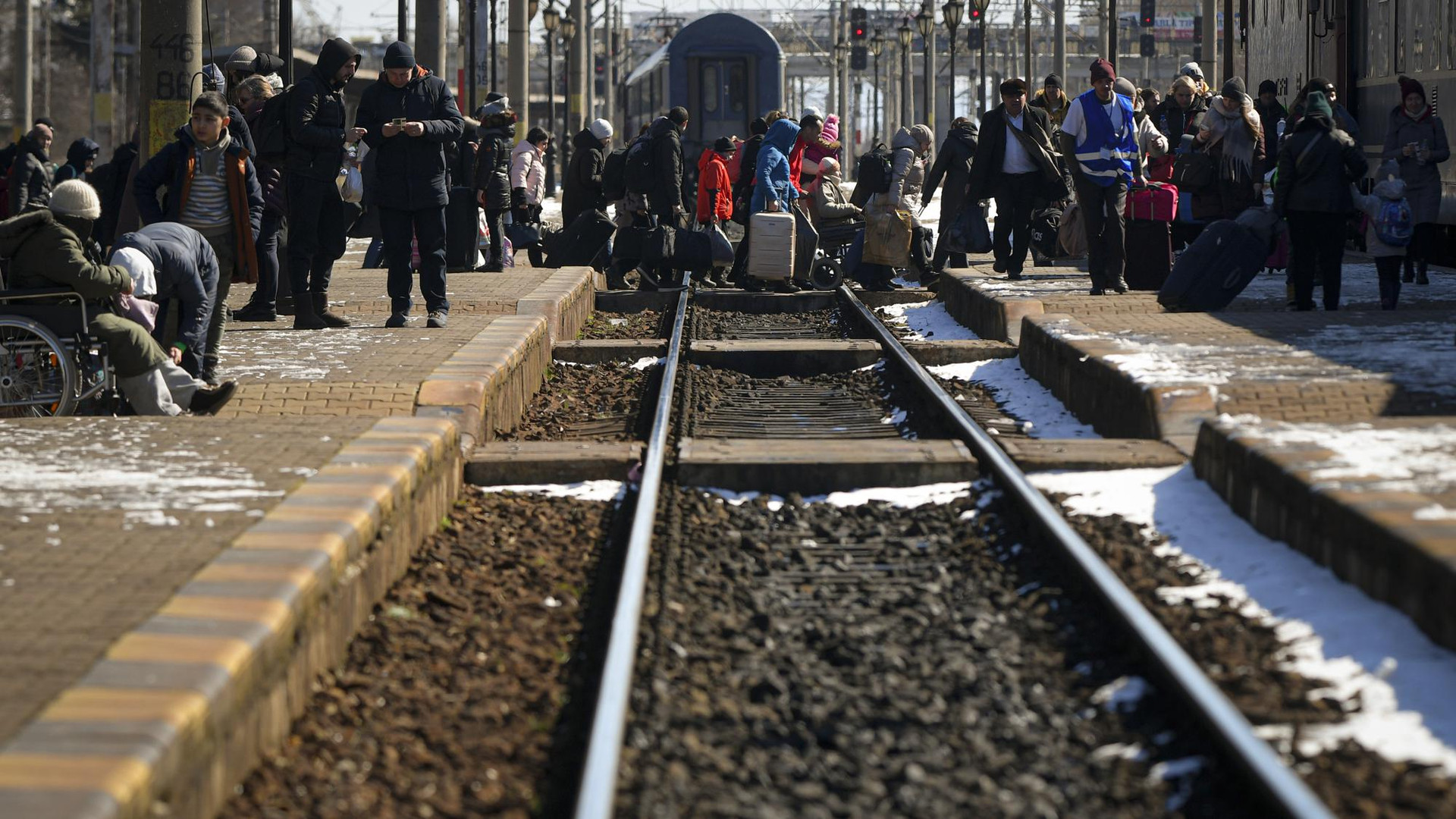 Người tị nạn Ukraine ở sân ga tại ga đường sắt Suceava, Suceava, Romania. Ảnh: AP.