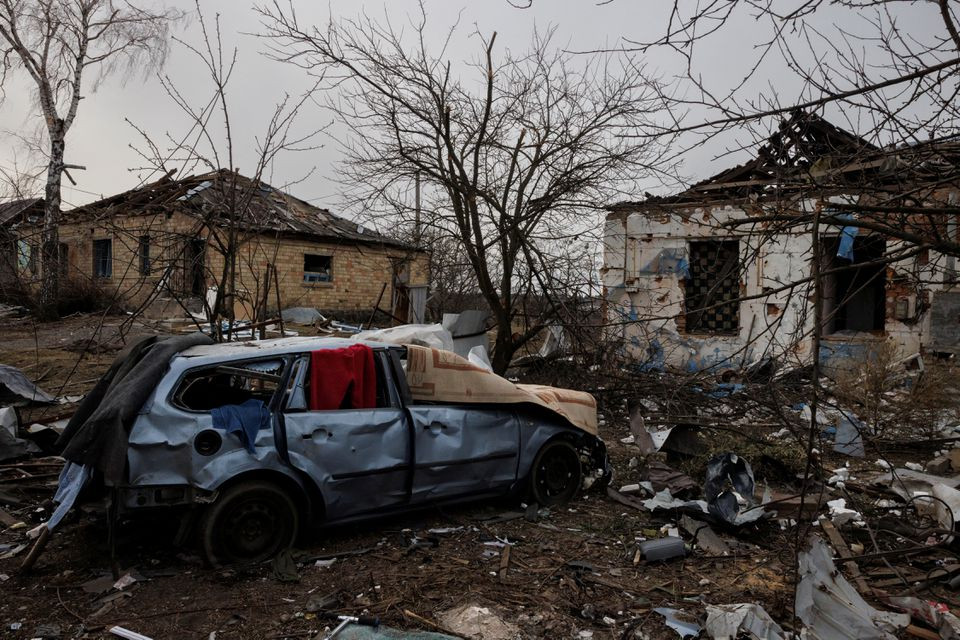 Những ngôi nhà bị hư hại tại làng Byshiv, ngoại ô thủ đô Kiev, Ukraine. Ảnh: AP.