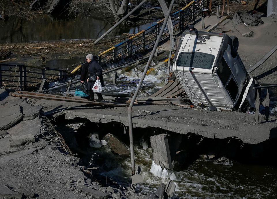 Cây cầu bị hư hại ở thị trấn Irpin, ngoại ô thủ đô Kiev, Ukraine. Ảnh: Reuters.