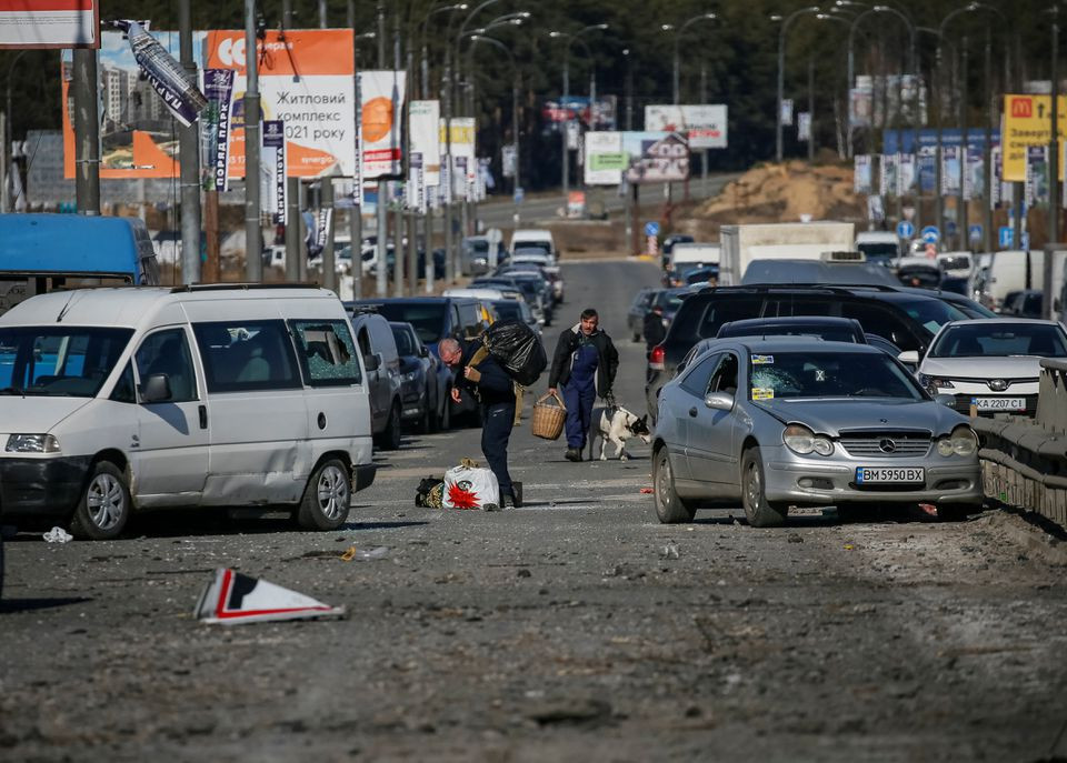 Người dân tiếp tục sơ tán tại thị trấn Irpin, ngoại ô thủ đô Kiev, Ukraine. Ảnh: AP.