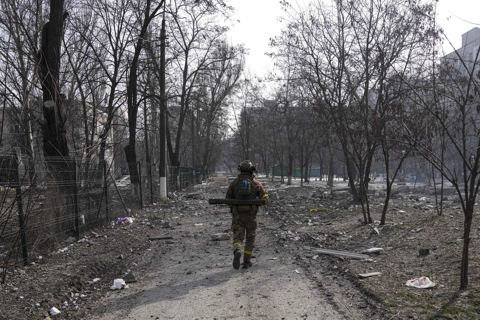 Một quân nhân Ukraine canh giữ ở thành phố Mariupol, Ukraine. Ảnh: AP.