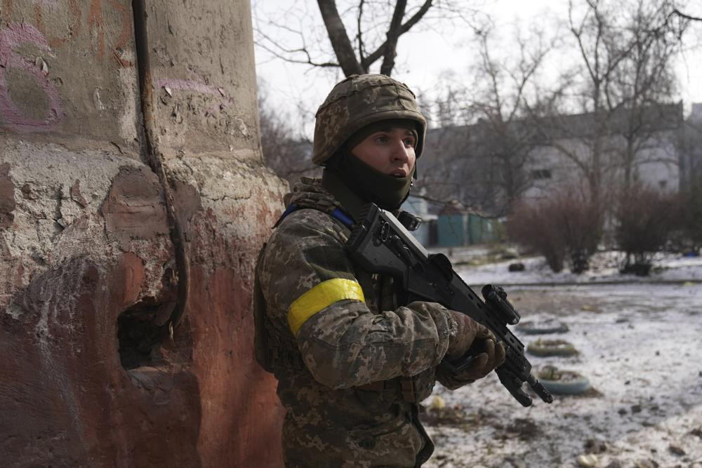 Một quân nhân Ukraine canh giữ ở thành phố Mariupol, Ukraine. Ảnh: AP.