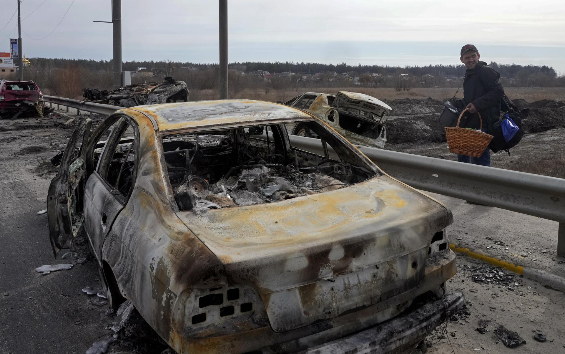 Những chiếc xe bị cháy ở thị trấn Irpin, ngoại ô thủ đô Kiev, Ukraine. Ảnh: AP.