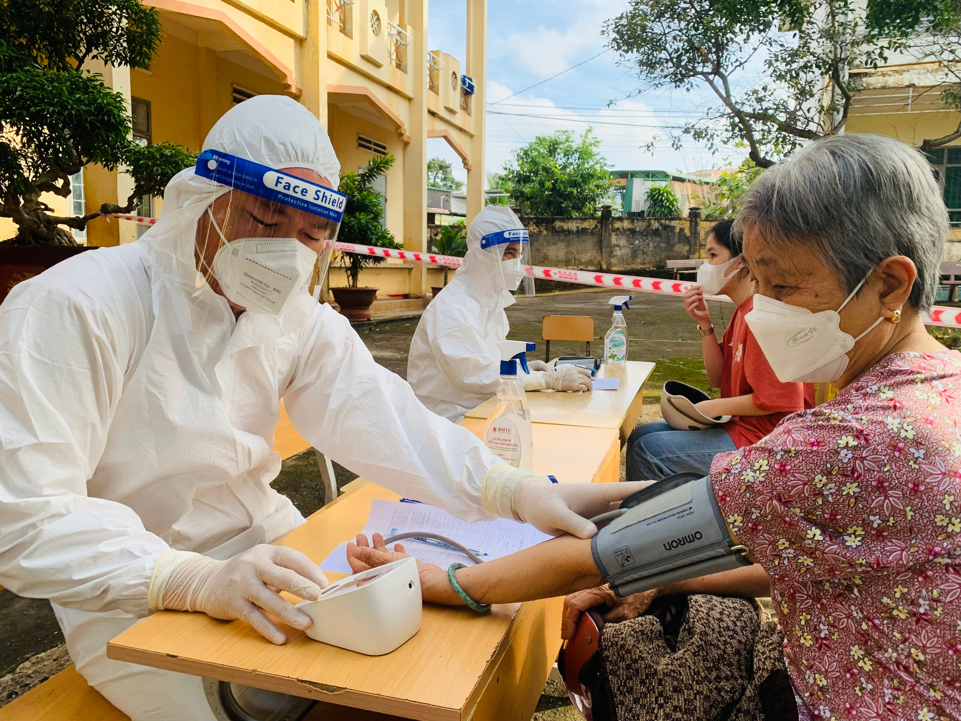 Đỗi ngũ Y bác sỹ Trạm Y tế xã Cư Êbur, TP. Buôn Ma Thuột đang chăm sóc sức khỏe cho người dân.