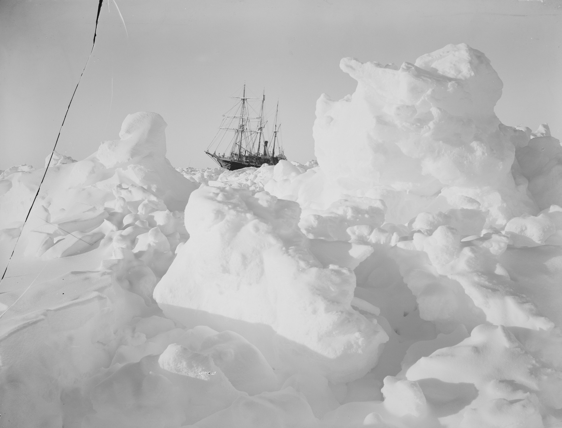 Những bức ảnh của nhiếp ảnh gia Frank Hurley trên con tàu Endurance về chuyến thám hiểm huyền thoại. Ảnh: CNN.