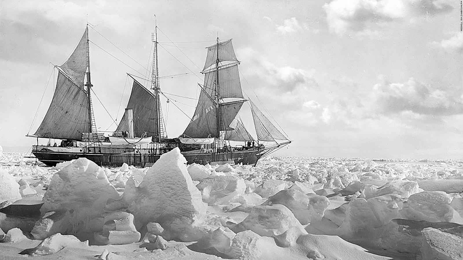 Con tàu Endurance giữa lớp băng dày không thể xuyên thủng ở biển Weddell. Ảnh: CNN.