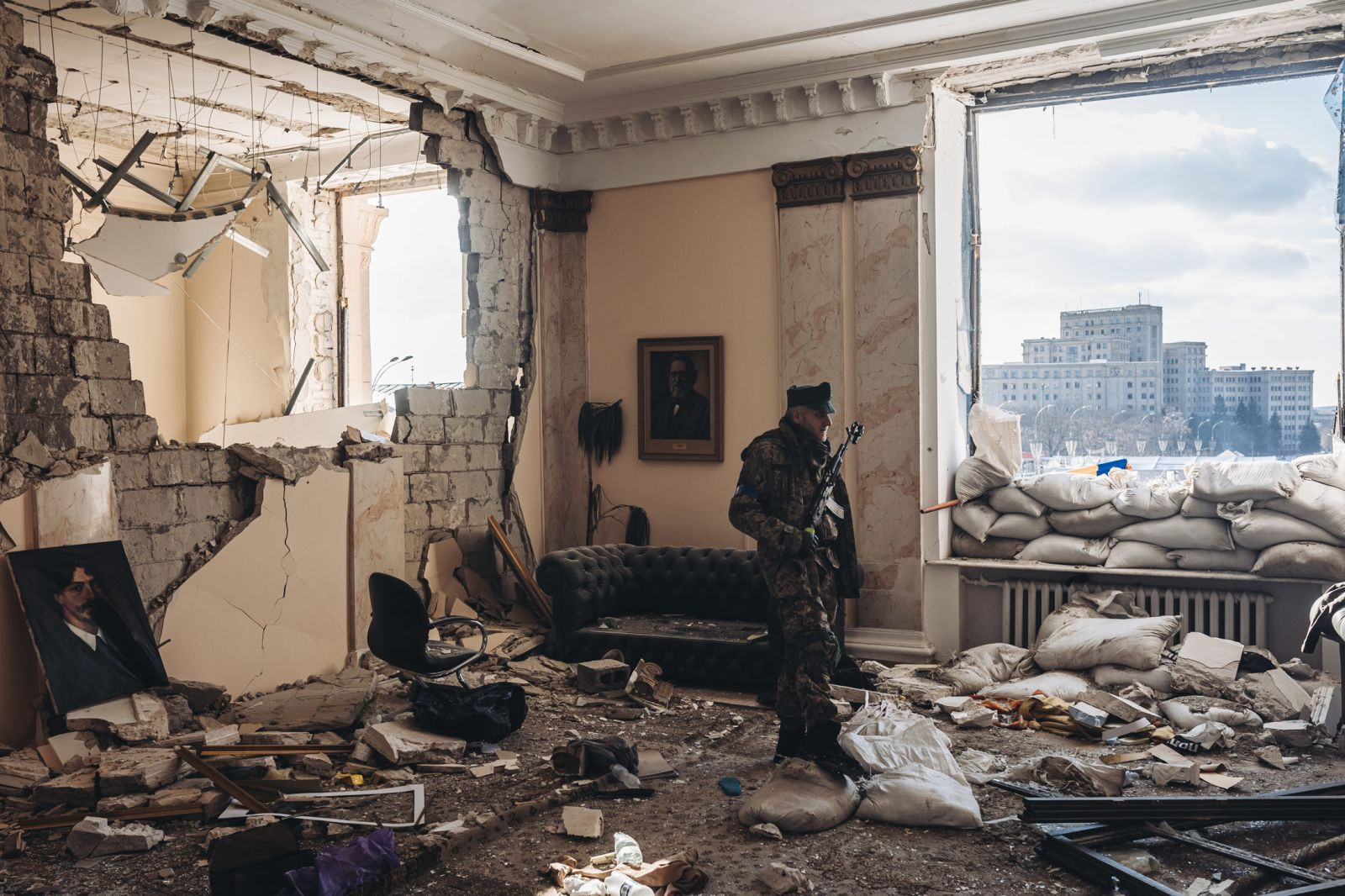 Binh sĩ Ukraine phía trong một tòa nhà bị phá hủy ở thành phố Kharkiv, Ukraine. Ảnh: CNN.
