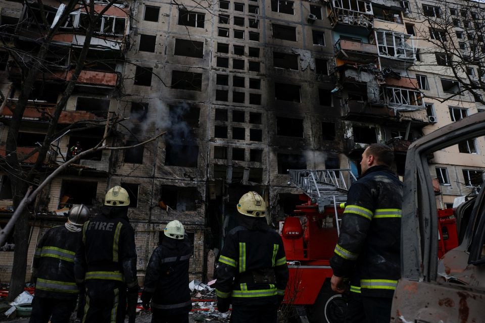 Một tòa nhà bị cháy ở quận Obolon, thủ đô Kiev, Ukraine. Ảnh: Reuters.