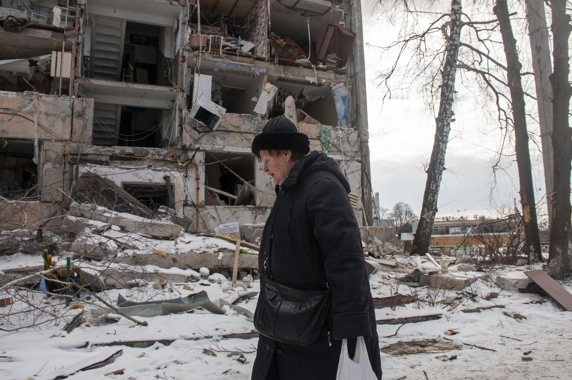 Một tòa nhà bị phá hủy ở thành phố Kharkiv, Ukraine. Ảnh: AP.