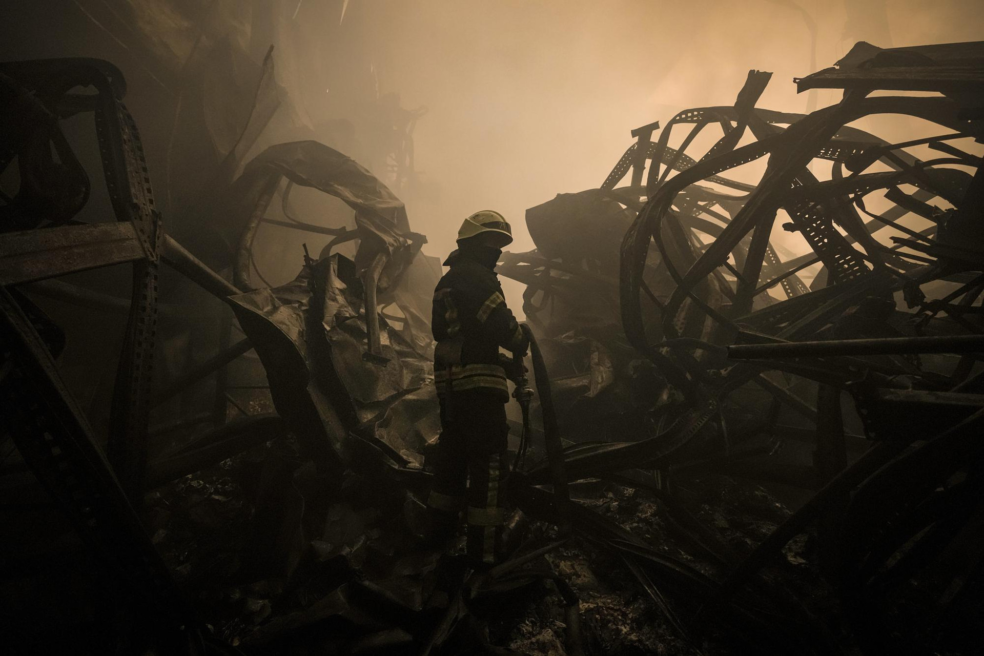 Lính cứu hỏa Ukraine chữa cháy bên trong một cơ sở lưu trữ thực phẩm lớn đã bị phá hủy ở ngoại ô Kiev, Ukraine. Ảnh: AP.