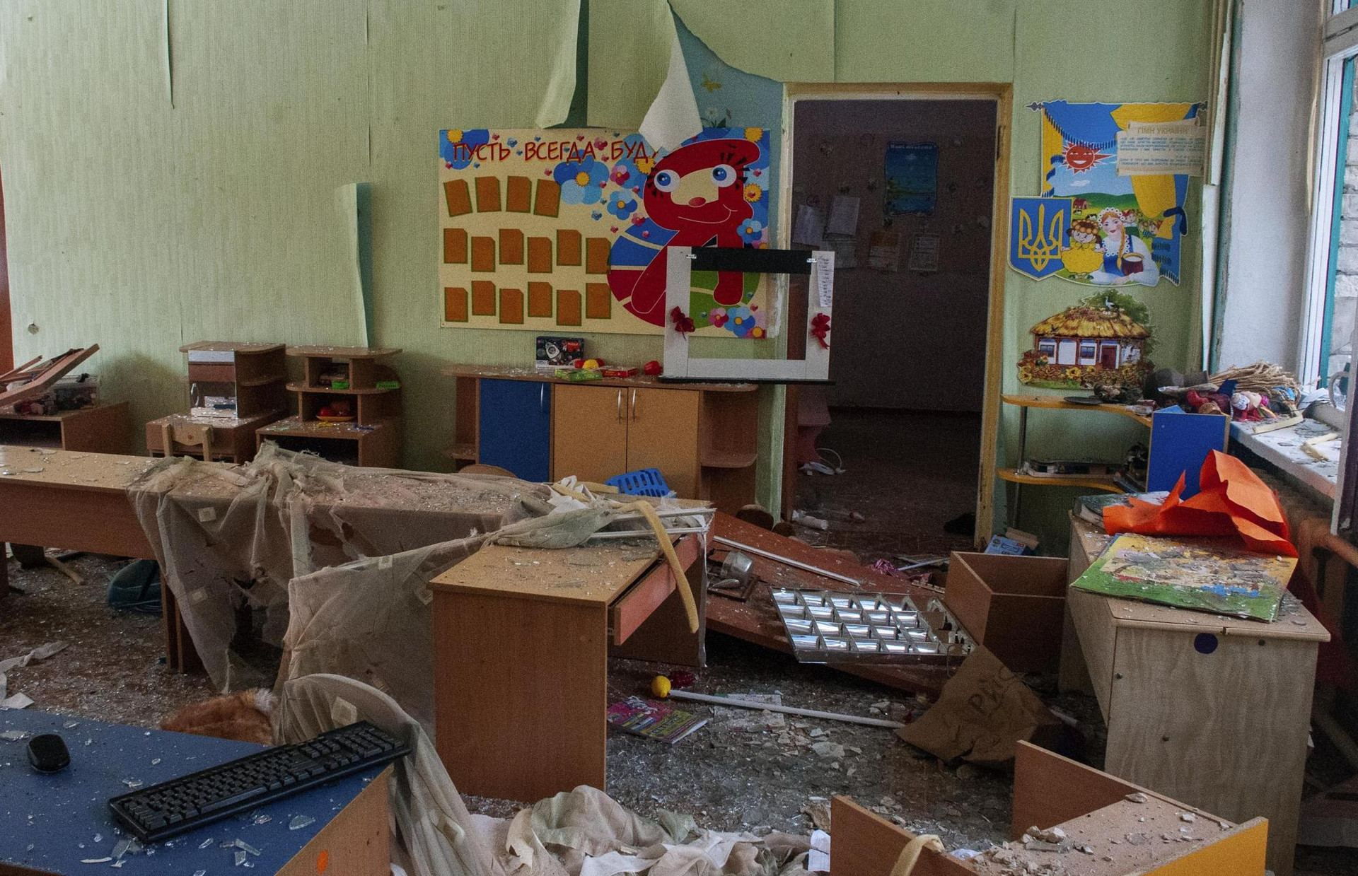 Một trường học bị hư hại ở thành phố Kharkiv, Ukraine. Ảnh: AP.
