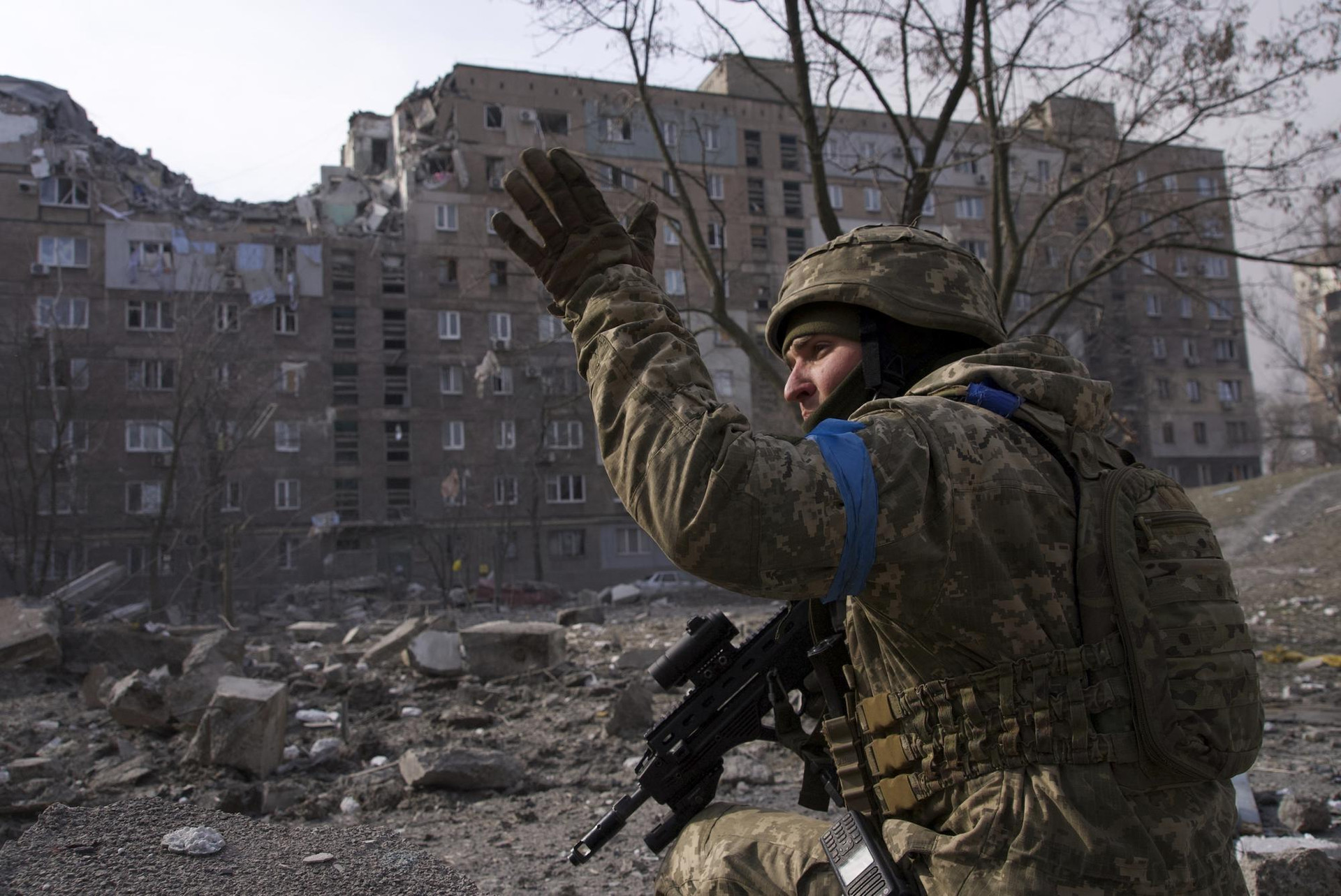 Một quân nhân Ukraine bảo vệ vị trí của mình ở thành phố Mariupol, Ukraine. Ảnh: AP.