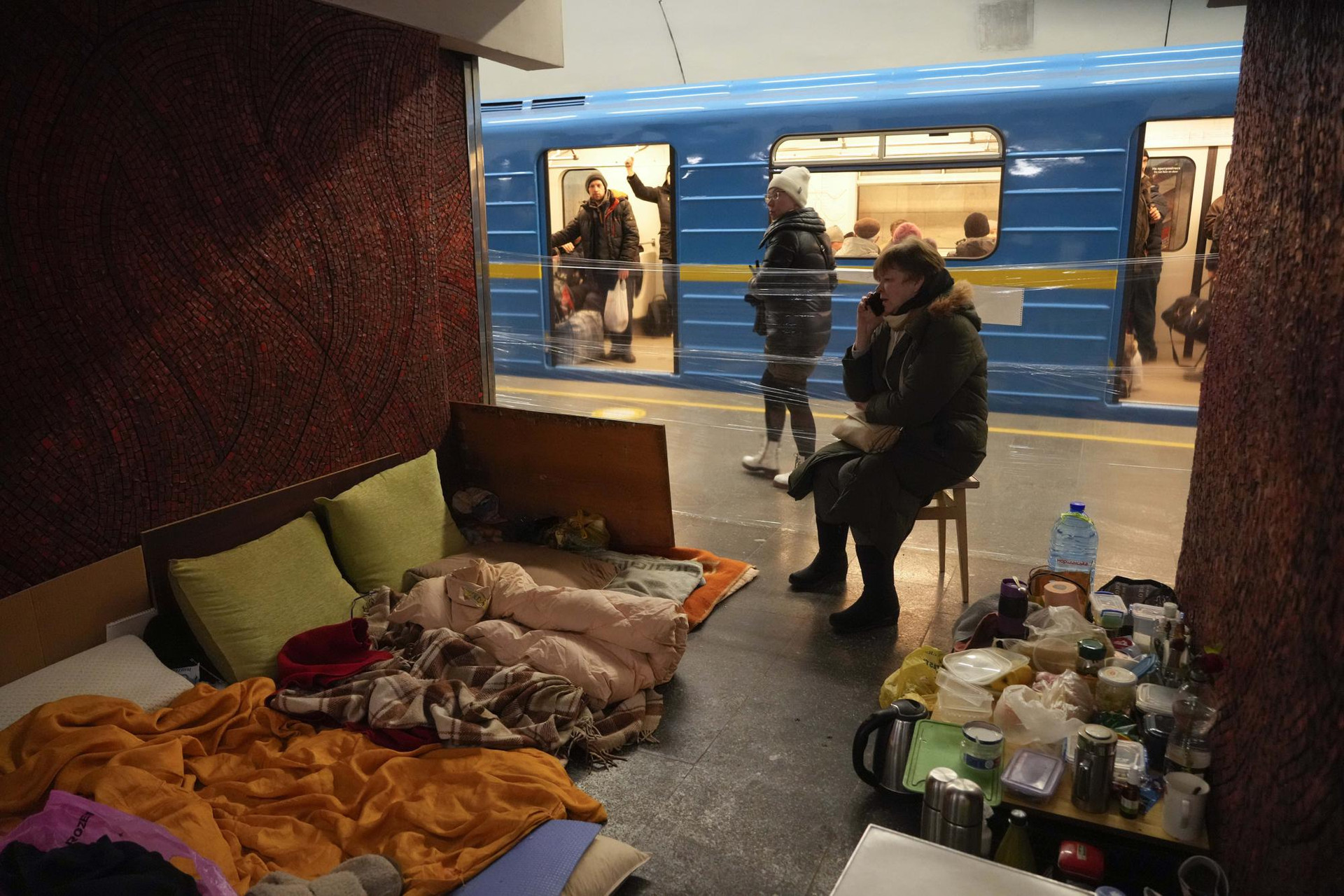 Một khu trú ẩn tạm thời tại ga tàu điện ngầm ở thủ đô Kiev, Ukraine. Ảnh: AP.